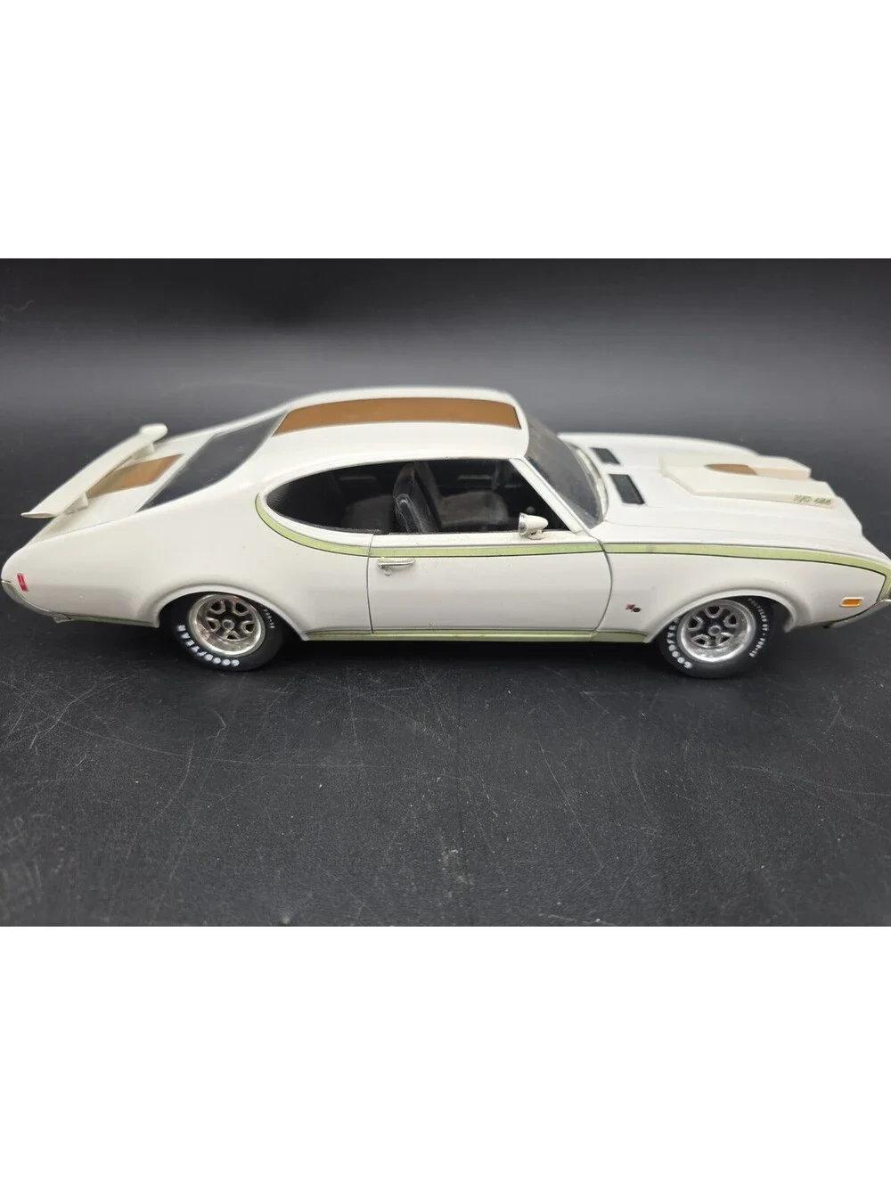 1/18 1969 Oldsmobile 442 Hurst Edition H/O 455 White By ERTL No Box